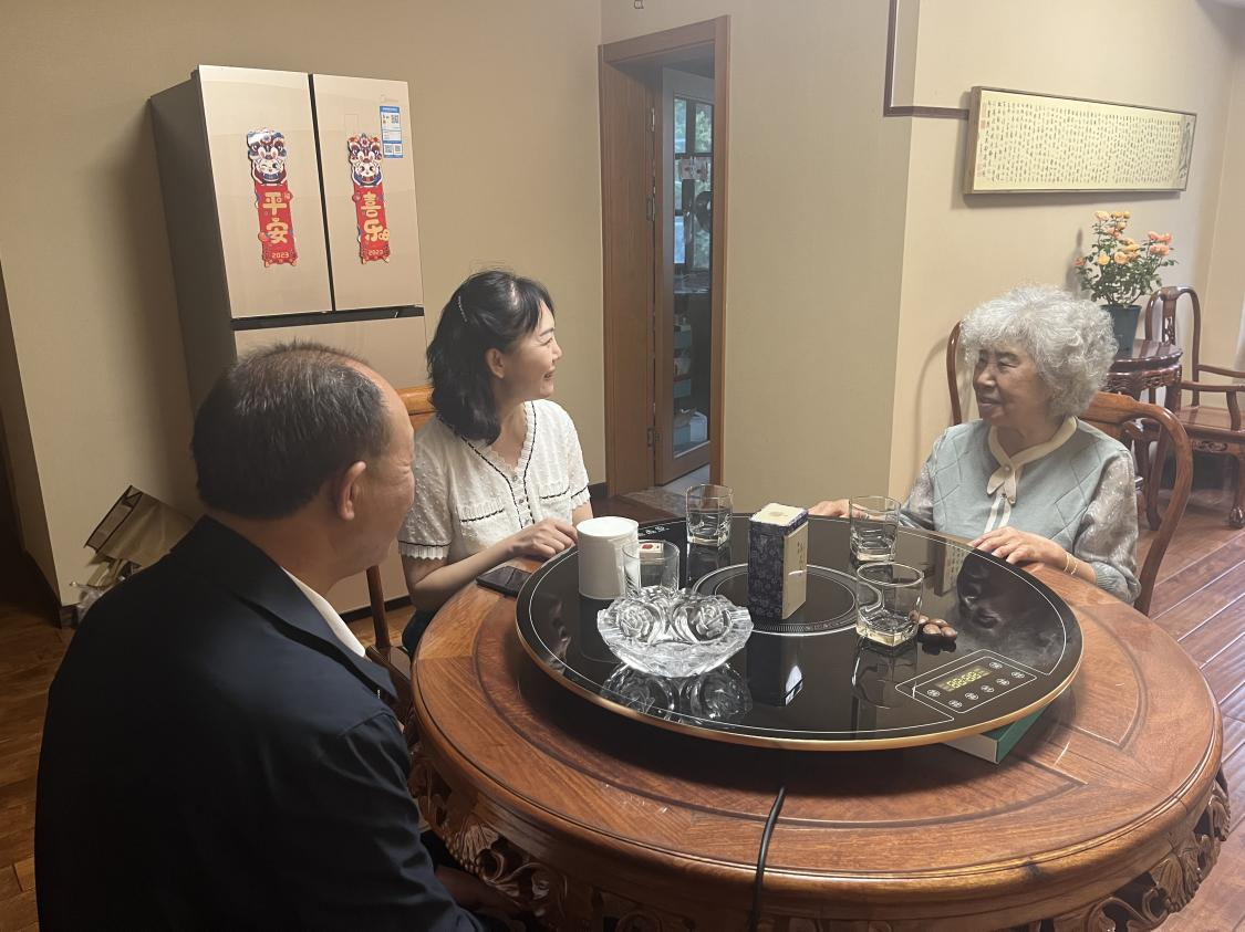 慰問黨情濃 真情暖人心-醫(yī)院黨委走訪慰問高齡黨員